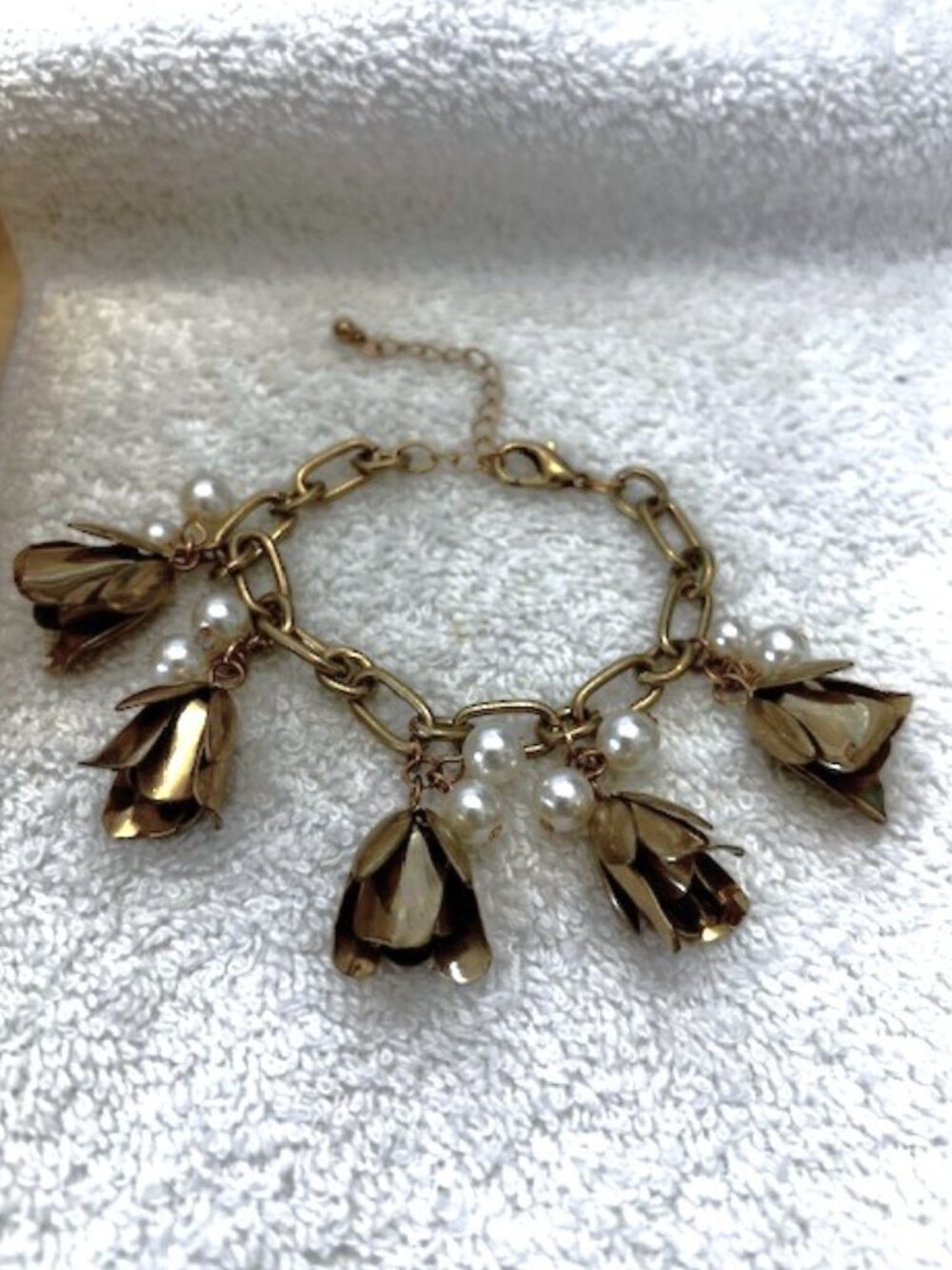 Jessica Simpson gold tone 'floral' link bracelet with pearly accents.  NIB